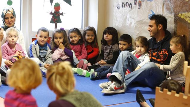 Erzieher und Kinder in einer Kindertagesstätte in Dortmund