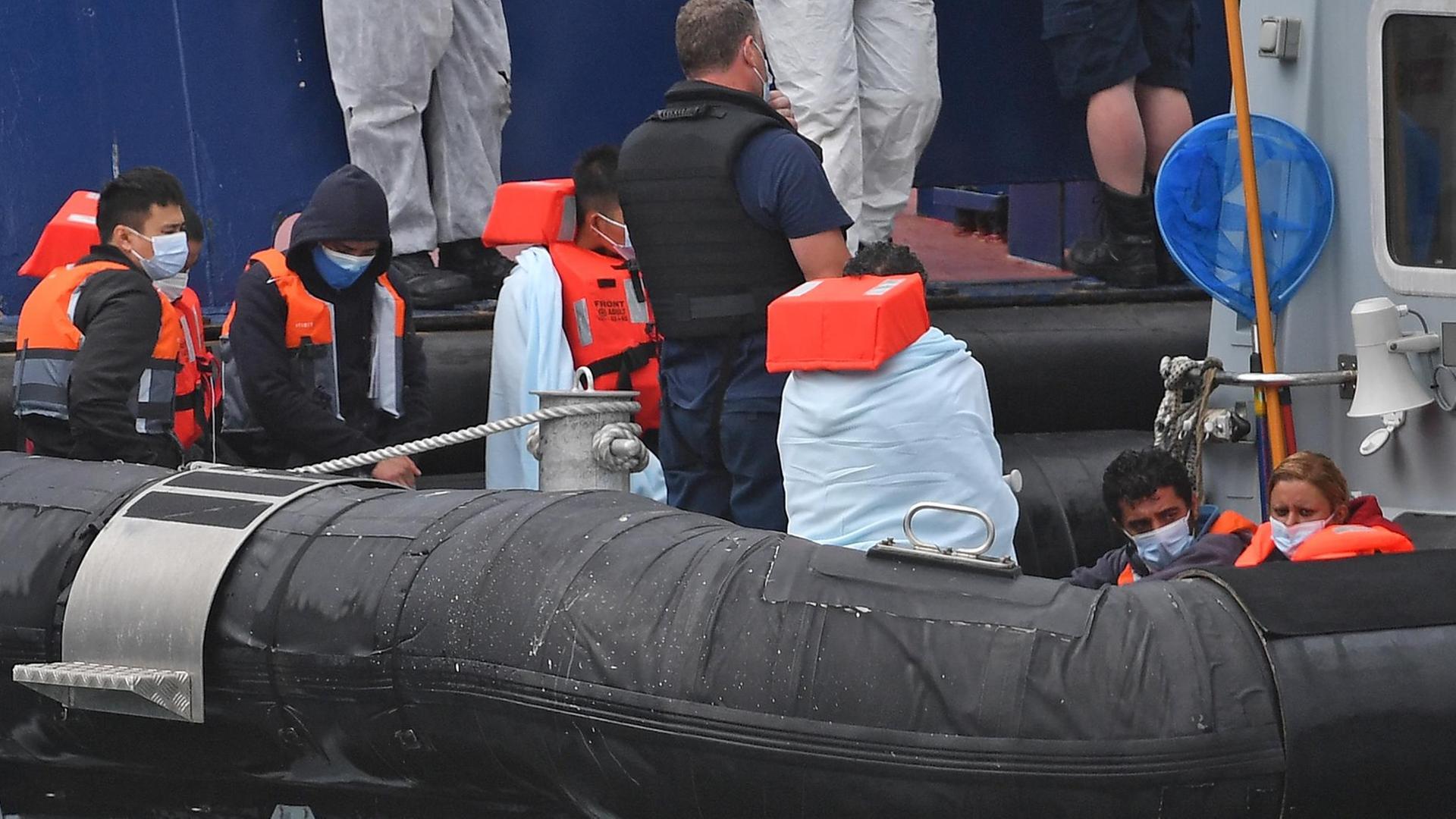 Britische Grenzschützer bringen im Meer aufgegriffene Flüchtlinge nach Dover. Britische Grenzschützer bringen im Meer aufgegriffene Flüchtlinge nach Dover.