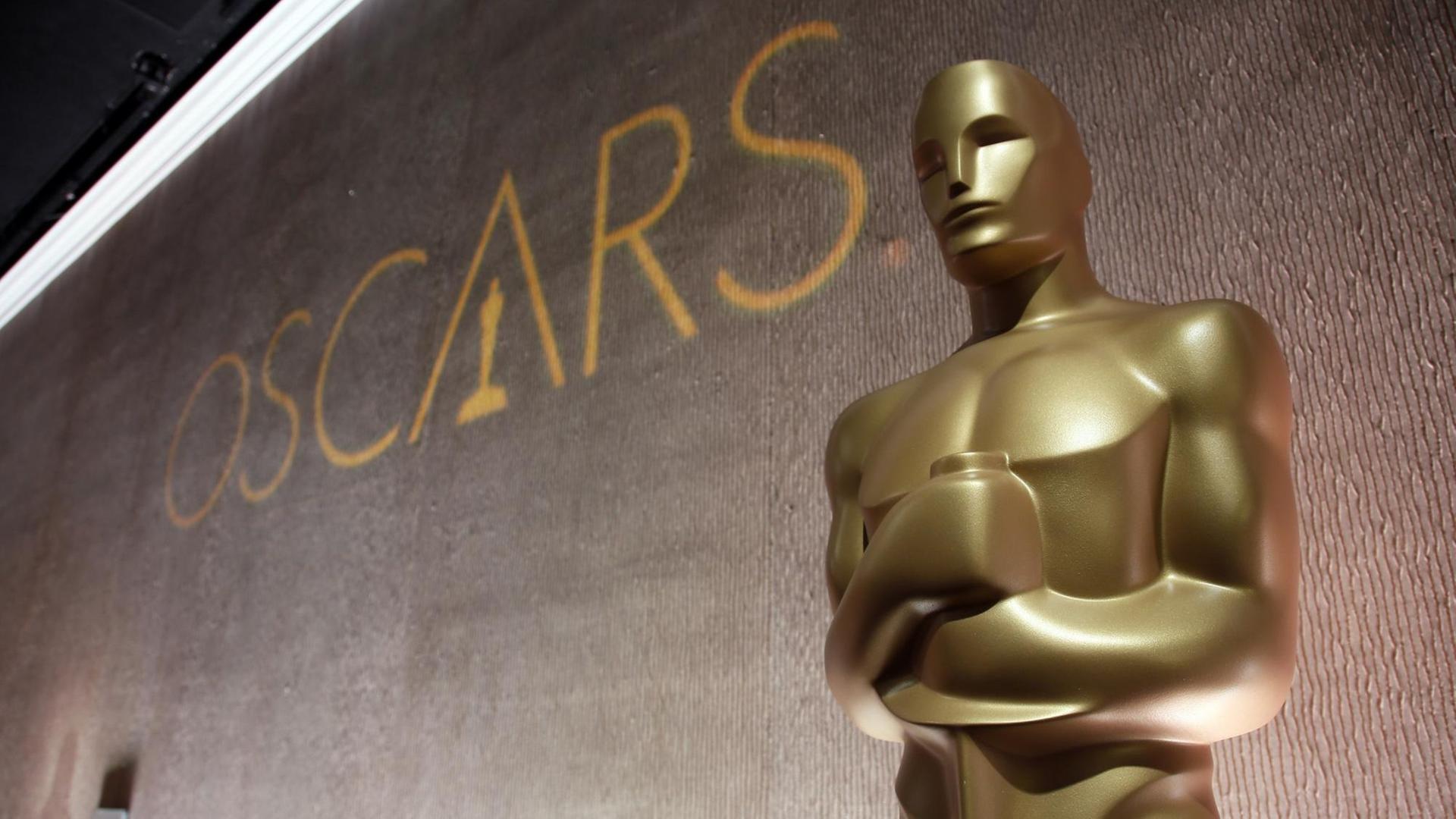 Eine riesige Oscar-Statuette, aufgenommen beim 88. Academy Awards Nominees Luncheon. Eine riesige Oscar-Statuette, aufgenommen beim 88. Academy Awards Nominees Luncheon.