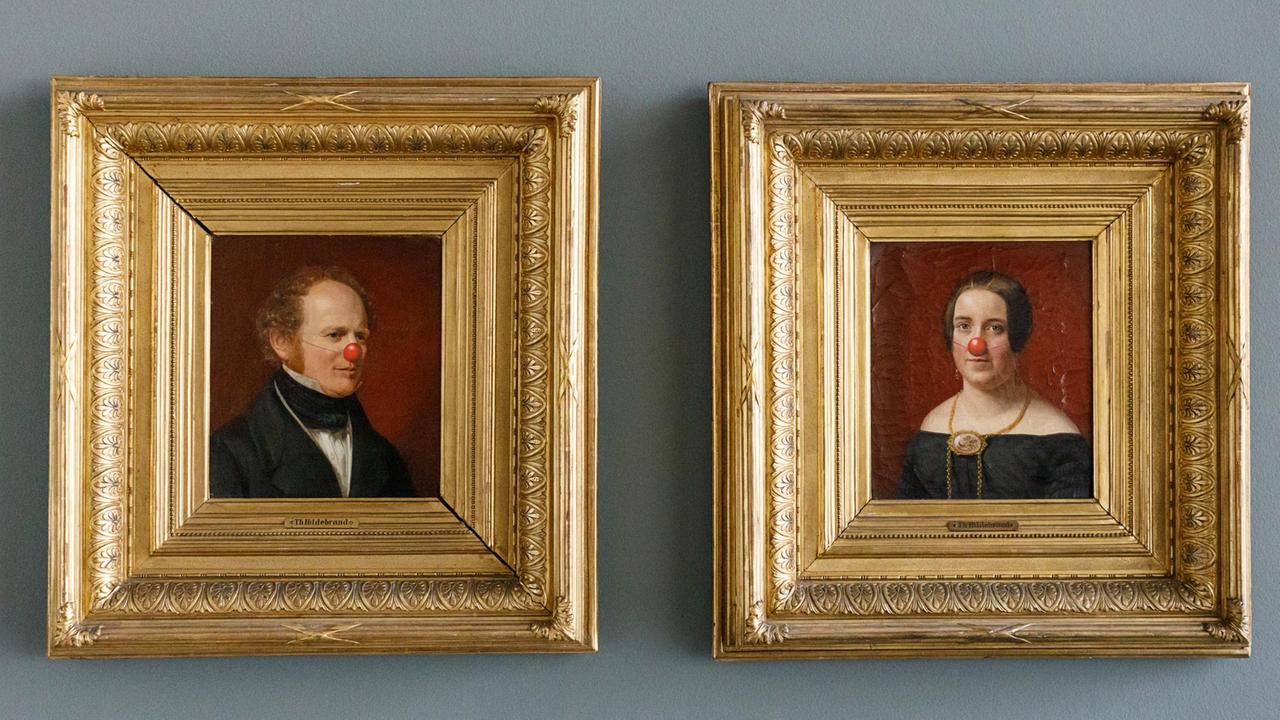 Zwei Porträts im Biedermann-Stil, aber mit roten Clownsnasen, Hans-Peter Feldmann: Portrait eines Paares mit roten Nasen