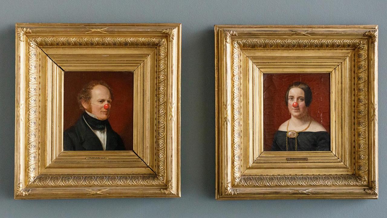 Zwei Porträts im Biedermann-Stil, aber mit roten Clownsnasen, Hans-Peter Feldmann: Portrait eines Paares mit roten Nasen Zwei Porträts im Biedermann-Stil, aber mit roten Clownsnasen, Hans-Peter Feldmann: Portrait eines Paares mit roten Nasen