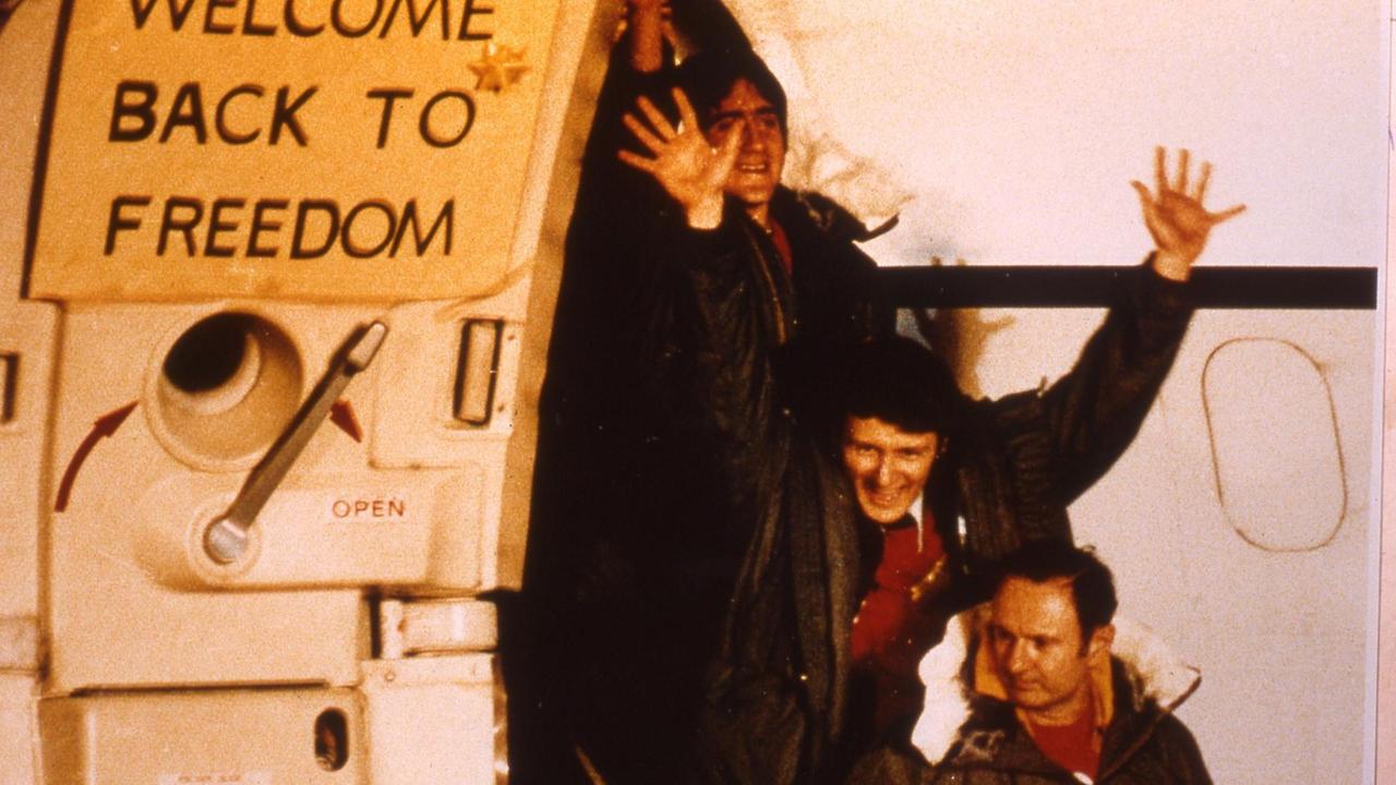 Die ersten der 52 aus dem Iran befreiten amerikanischen Geiseln verlassen das Krankentransportflugzeug der US Air Force auf der Rhein-Main Air Base in der Nähe Frankfurts, am 21. Januar, 1981. 