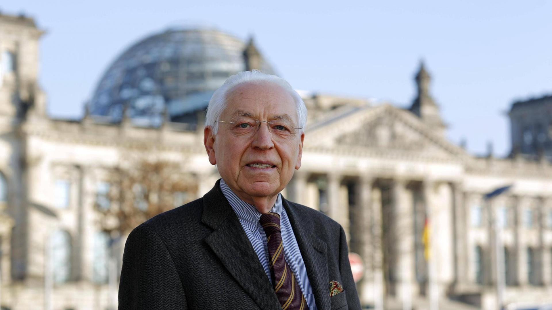 Ernst Elitz 2015 vor dem Reichstagsgebäude, dem Sitz des Deutschen Bundestags, in Berlin. Ernst Elitz 2015 vor dem Reichstagsgebäude, dem Sitz des Deutschen Bundestags, in Berlin.