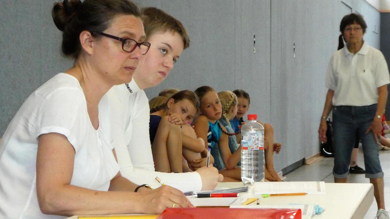 Sabine Zschäckel, Wettkampfrichterin beim Turnen Sabine Zschäckel, Wettkampfrichterin beim Turnen