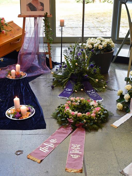 Sarg, Kerzen und Kränze bei einer Trauerfeier in Berlin