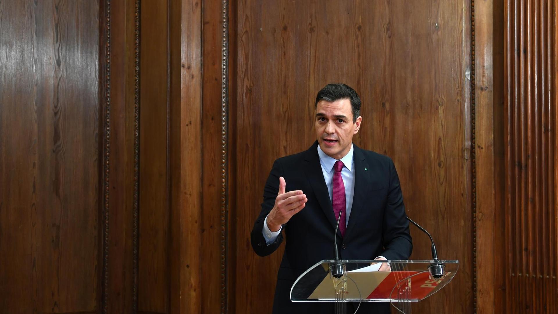 Der amtierende sozialistische Regierungschef Pedro Sánchez bei seiner Rede, nach der Unterzeichnung des Regierungvertrages mit der linken Partei Podemos (Madrid 30. Dezember, 2019) Der amtierende sozialistische Regierungschef Pedro Sánchez bei seiner Rede, nach der Unterzeichnung des Regierungvertrages mit der linken Partei Podemos (Madrid 30. Dezember, 2019)