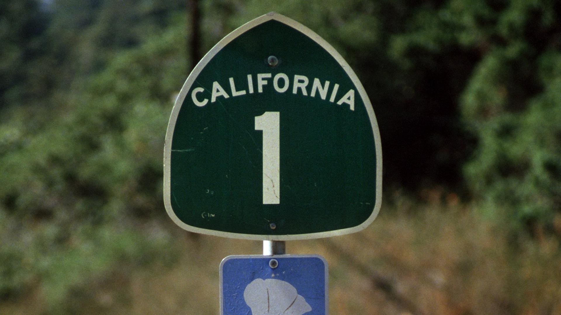 Straßenschild am Highway Nummer 1 zwischen San Francisco und Los Angeles, die älteste Verbindungsstraße nach Nordkalifornien. Straßenschild am Highway Nummer 1 zwischen San Francisco und Los Angeles, die älteste Verbindungsstraße nach Nordkalifornien.