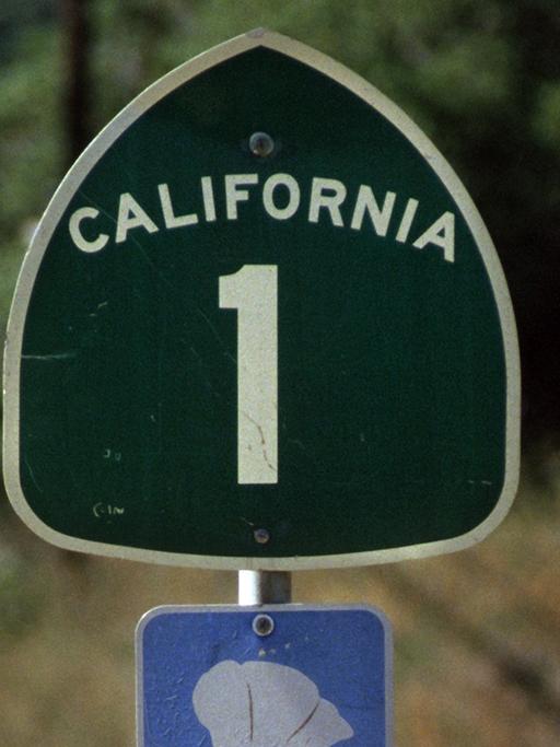 Straßenschild am Highway Nummer 1 zwischen San Francisco und Los Angeles, die älteste Verbindungsstraße nach Nordkalifornien. 
