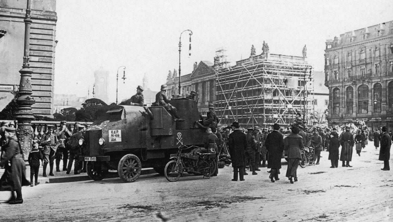 Freikorps vor dem Berliner Schloss im Januar 1919. Freikorps vor dem Berliner Schloss im Januar 1919.