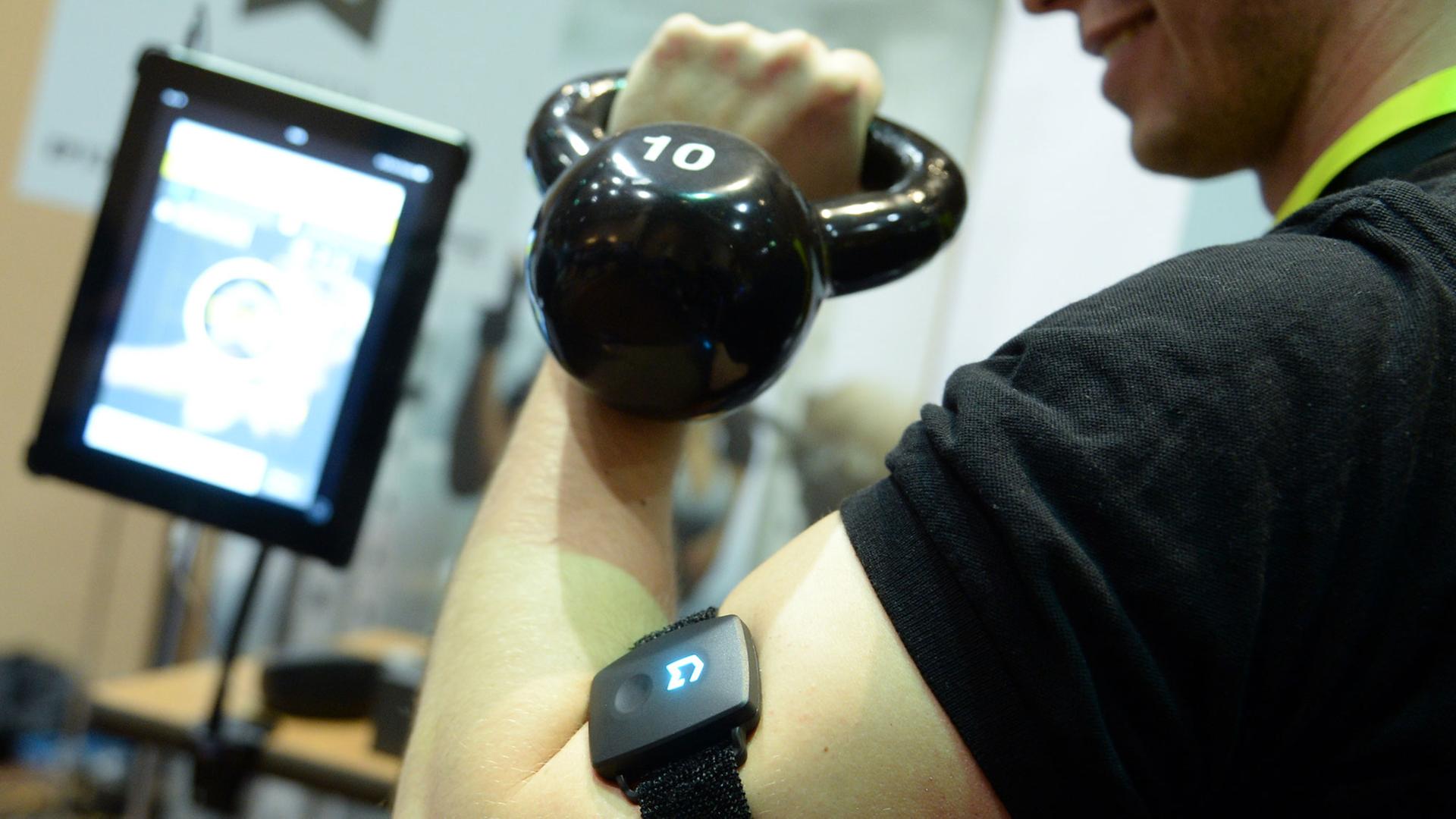 Ein junger Mann führt am 04.01.2015 in Las Vegas, USA, auf der "Unveiled-Veranstaltung" im Rahmen der CES (Consumer Electronics Show) den Fitness-Tracker "Gymwatch" der gleichnamigen Firma vor. Ein junger Mann führt am 04.01.2015 in Las Vegas, USA, auf der "Unveiled-Veranstaltung" im Rahmen der CES (Consumer Electronics Show) den Fitness-Tracker "Gymwatch" der gleichnamigen Firma vor.