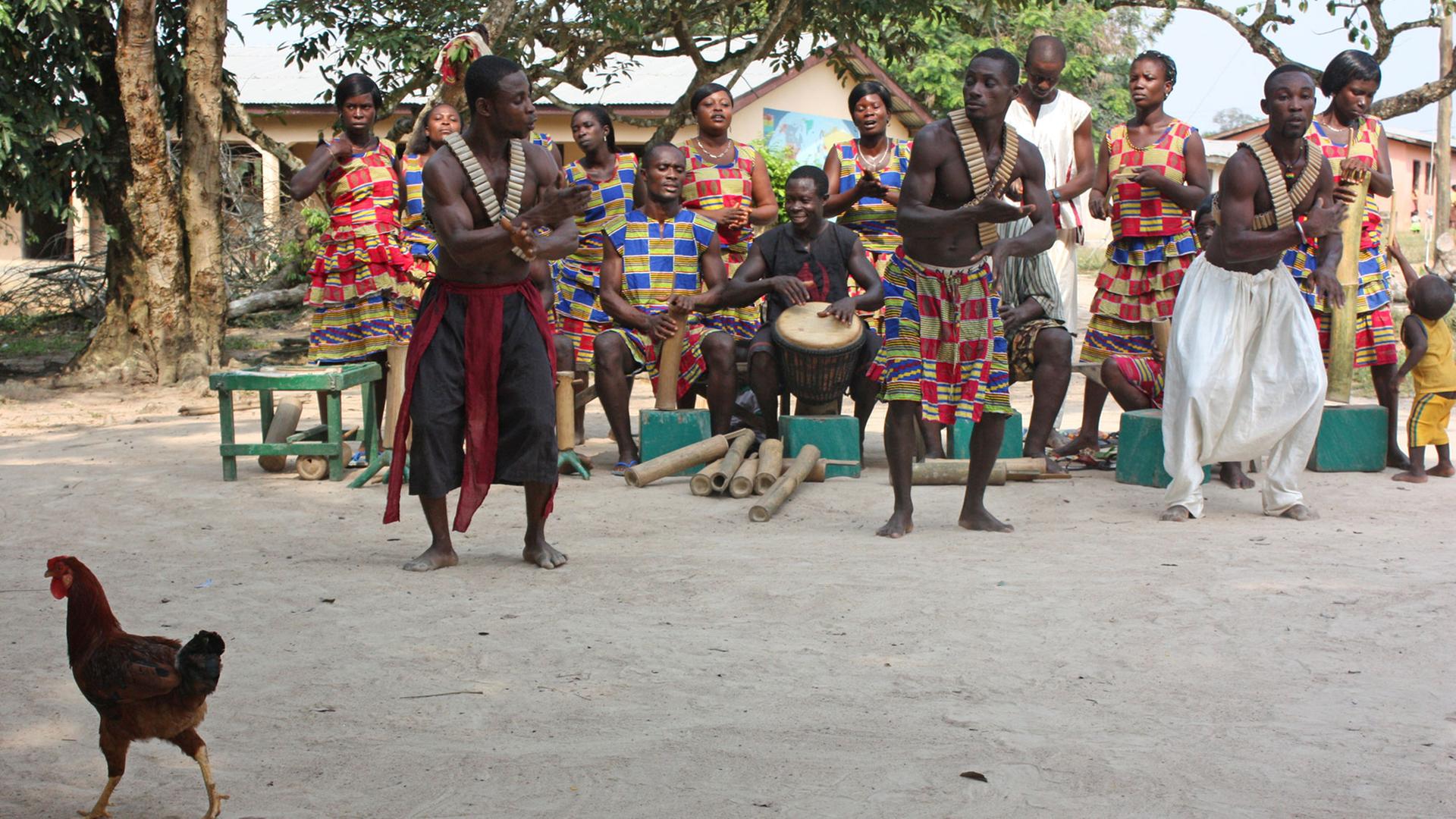 Das Kukyekukyeku Bamboo Orchestra führt traditionelle Musik und Tänze in einem Dorf in Ghana auf.
