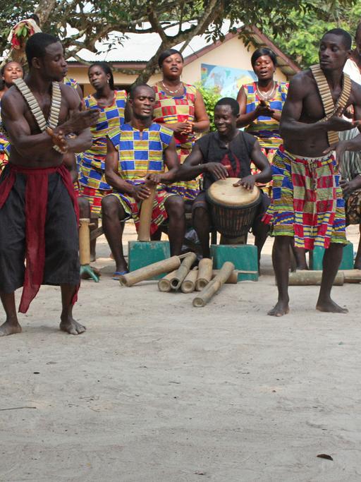Das Kukyekukyeku Bamboo Orchestra führt traditionelle Musik und Tänze in einem Dorf in Ghana auf.