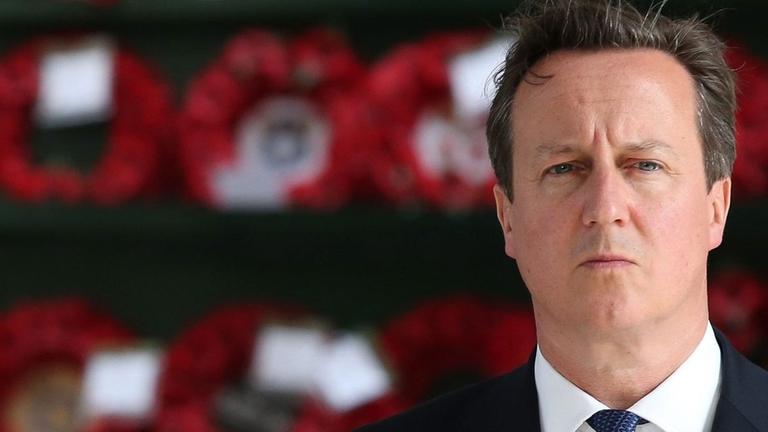 David Cameron zwischen den Flaggen Großbritanniens und der EU. David Cameron zwischen den Flaggen Großbritanniens und der EU.