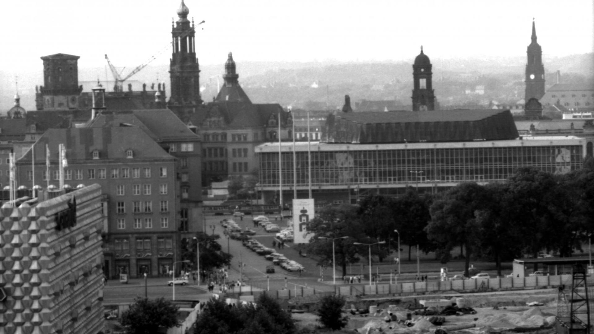 Schwarz-Weiß-Bild der Dresdner Innenstadt von 1990. Schwarz-Weiß-Bild der Dresdner Innenstadt von 1990.