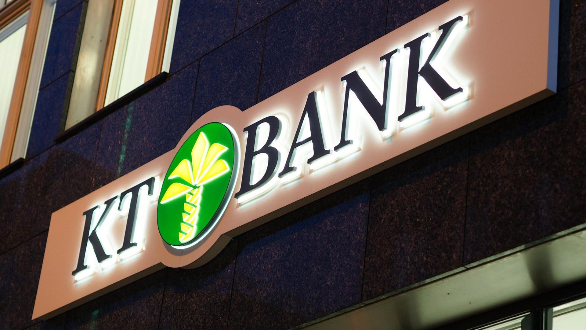 Der Schriftzug und das Logo der KT Bank sind am 15.02.2016 in Berlin im Bezirk Mitte an einer Filiale des Geldinstitutes zu sehen. Die Bank bietet, nach eigenen Angaben, als erste in der Eurozone Dienstleistungen und Produkte nach den Prinzipien des islamischen Bankwesens an. Die KT Bank AG ist ein Unternehmen der Kuveyt Türk Beteiligungsbank A.S., lstanbul, welche bereits seit mehr als 20 Jahren islamkonforme Finanzdienstleistungen und Bankgeschäfte in der Türkei anbietet. Foto: Wolfram Steinberg/dpa | Verwendung weltweit Der Schriftzug und das Logo der KT Bank sind am 15.02.2016 in Berlin im Bezirk Mitte an einer Filiale des Geldinstitutes zu sehen. Die Bank bietet, nach eigenen Angaben, als erste in der Eurozone Dienstleistungen und Produkte nach den Prinzipien des islamischen Bankwesens an. Die KT Bank AG ist ein Unternehmen der Kuveyt Türk Beteiligungsbank A.S., lstanbul, welche bereits seit mehr als 20 Jahren islamkonforme Finanzdienstleistungen und Bankgeschäfte in der Türkei anbietet. Foto: Wolfram Steinberg/dpa | Verwendung weltweit