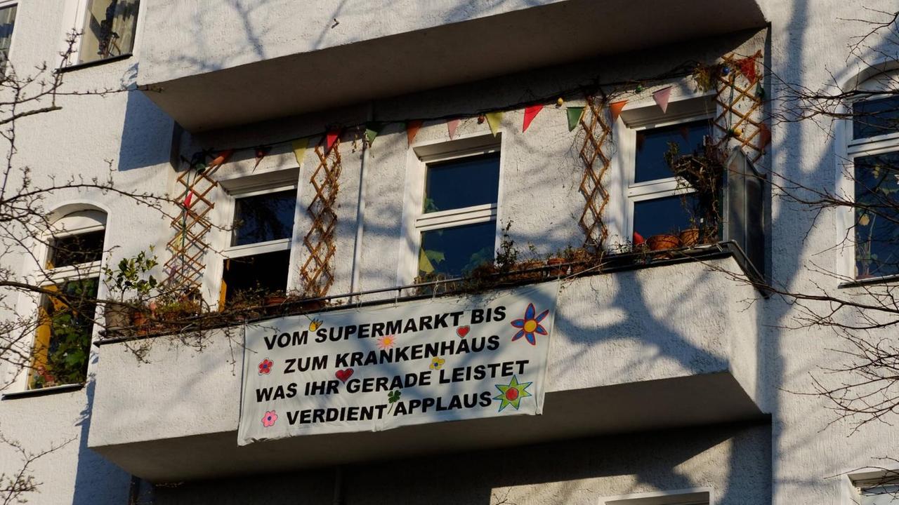 Solidaritätsbekundung für Krankenhaus- und Supermarktpersonal auf einem Transparent an einer Hauswand in Berlin-Kreuzberg