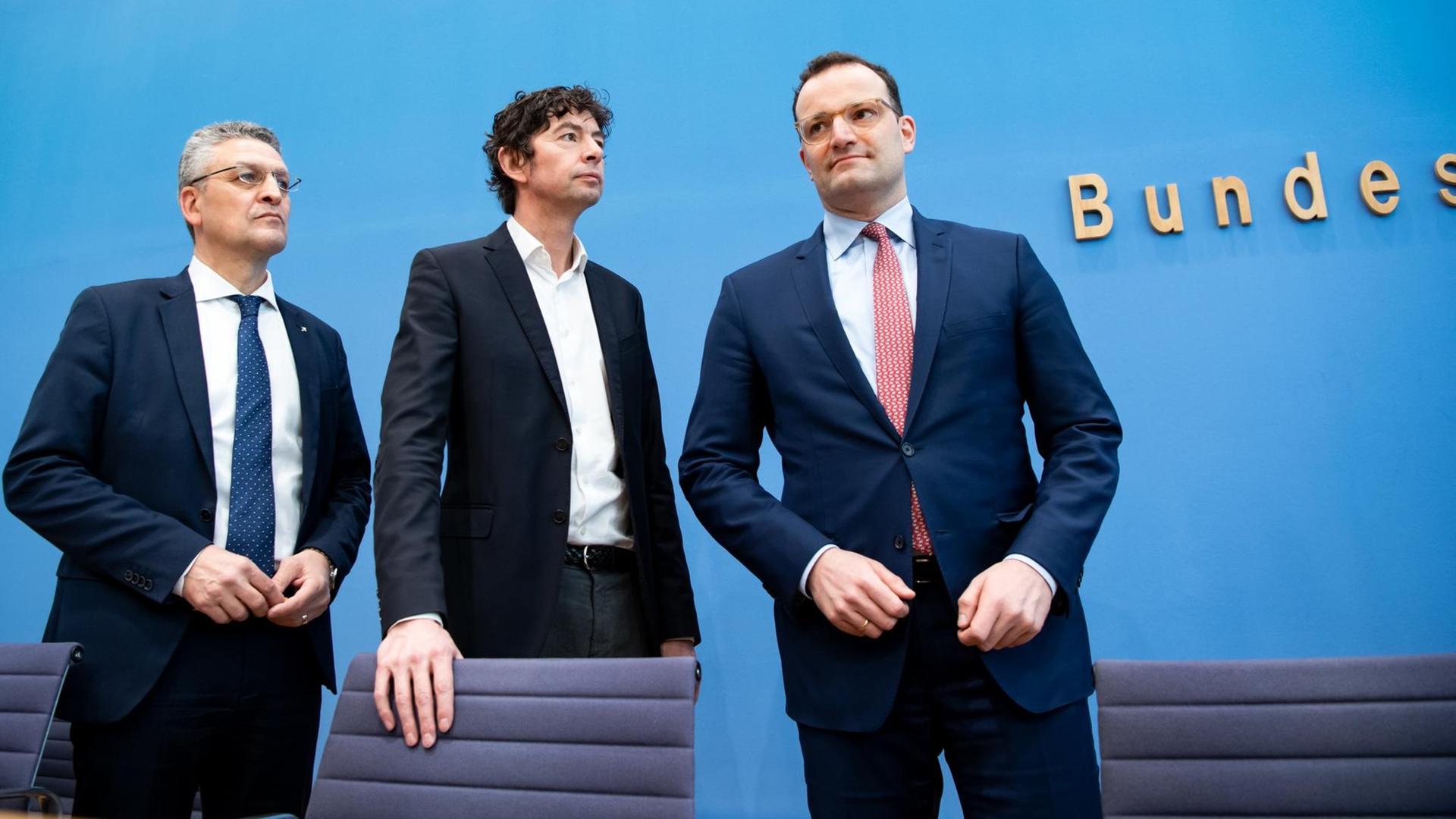 Jens Spahn (r, CDU), Bundesgesundheitsminister, Christian Drosten (M), Direktor des Instituts für Virologie an der Charité Berlin, und Lothar H. Wieler (l), Präsident des Robert Koch-Instituts Jens Spahn (r, CDU), Bundesgesundheitsminister, Christian Drosten (M), Direktor des Instituts für Virologie an der Charité Berlin, und Lothar H. Wieler (l), Präsident des Robert Koch-Instituts