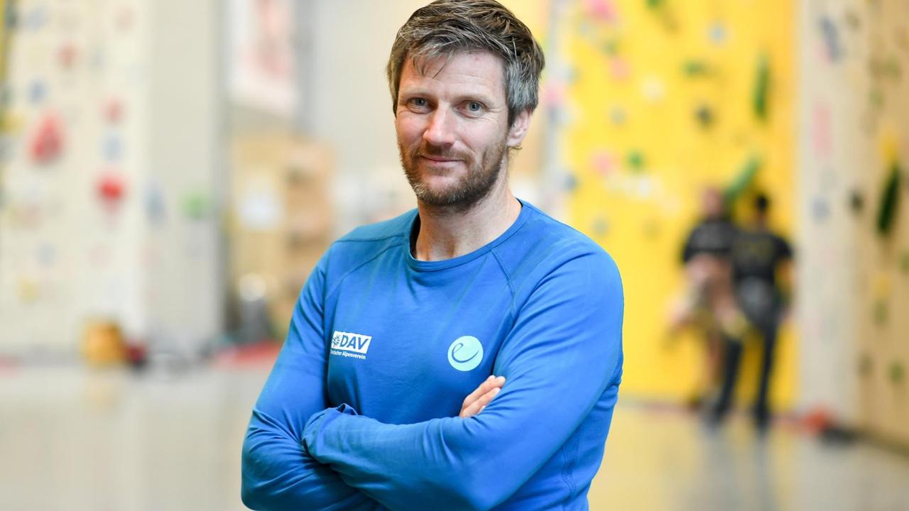 Kletter-Bundestrainer Urs Stöcker steht im Januar 2019 mit verschränkten Armen in einer Kletterhalle in München. Kletter-Bundestrainer Urs Stöcker steht im Januar 2019 mit verschränkten Armen in einer Kletterhalle in München.