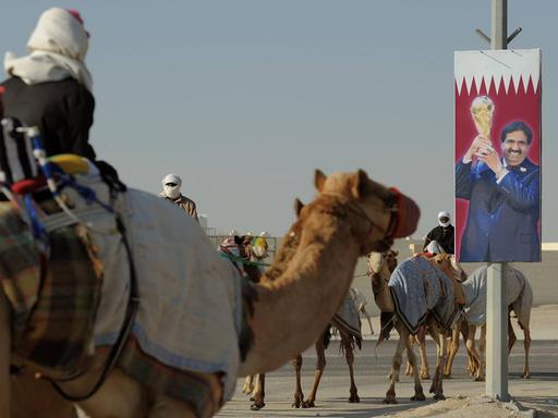 Ein Bild von Scheich Hamad Bin Khalifa mit WM-Pokal in Katar