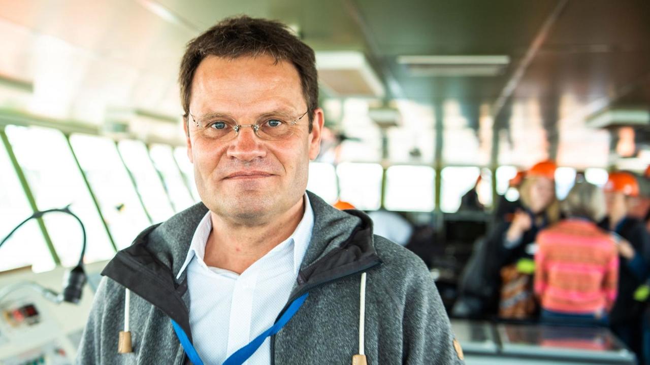 Markus Rex, Leiter des Forschungsteams auf dem Forschungsschiff "Polarstern", steht auf der Brücke des Schiffes. Markus Rex, Leiter des Forschungsteams auf dem Forschungsschiff "Polarstern", steht auf der Brücke des Schiffes.