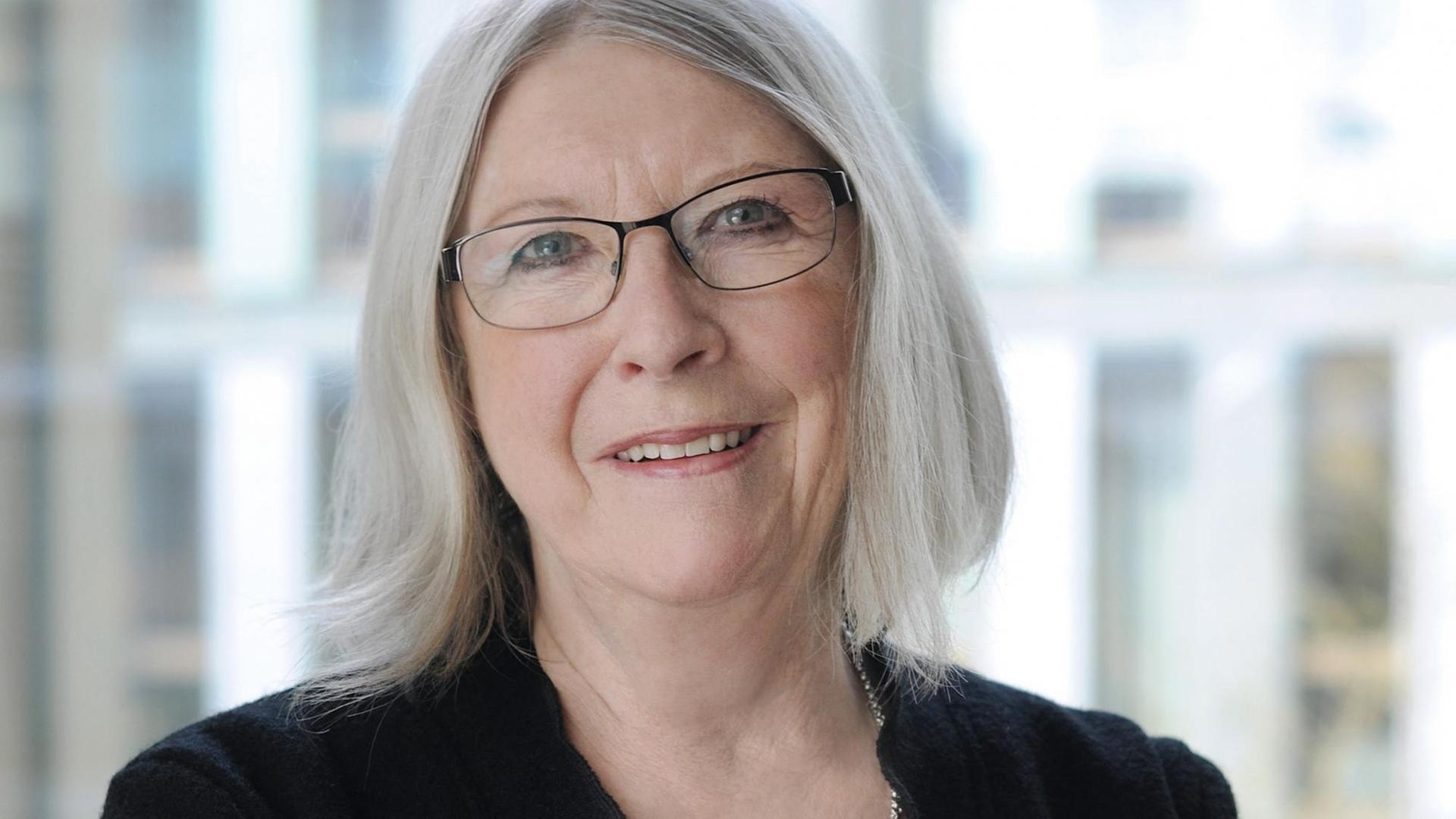 Brigitte Tilmann schaut in die Kamera Brigitte Tilmann schaut in die Kamera