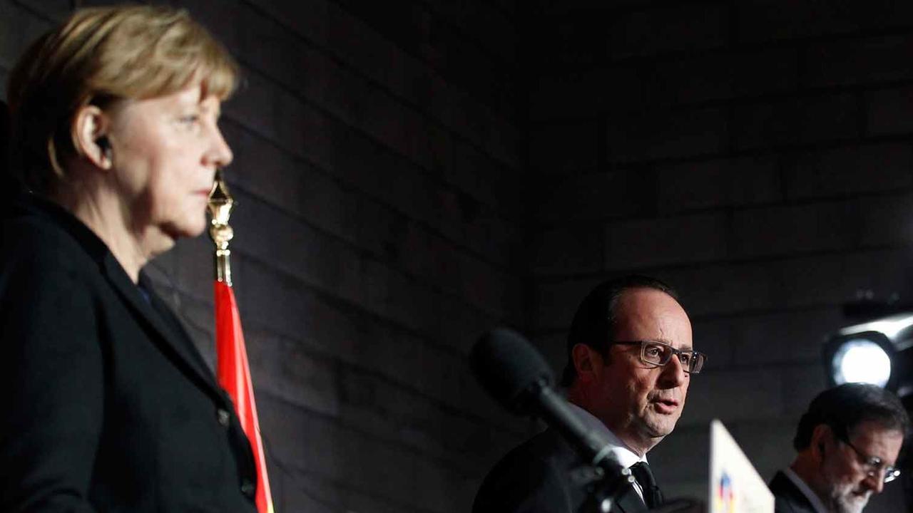 Bundeskanzlerin Merkel (li), Frankreichs Präsident Francois Hollande (Mitte) und der spanische Premier Mariano Rajoy (re) auf einer Pressekonferenz nach dem Besuch der Absturzstelle der Germanwings-Maschine. Bundeskanzlerin Merkel (li), Frankreichs Präsident Francois Hollande (Mitte) und der spanische Premier Mariano Rajoy (re) auf einer Pressekonferenz nach dem Besuch der Absturzstelle der Germanwings-Maschine.