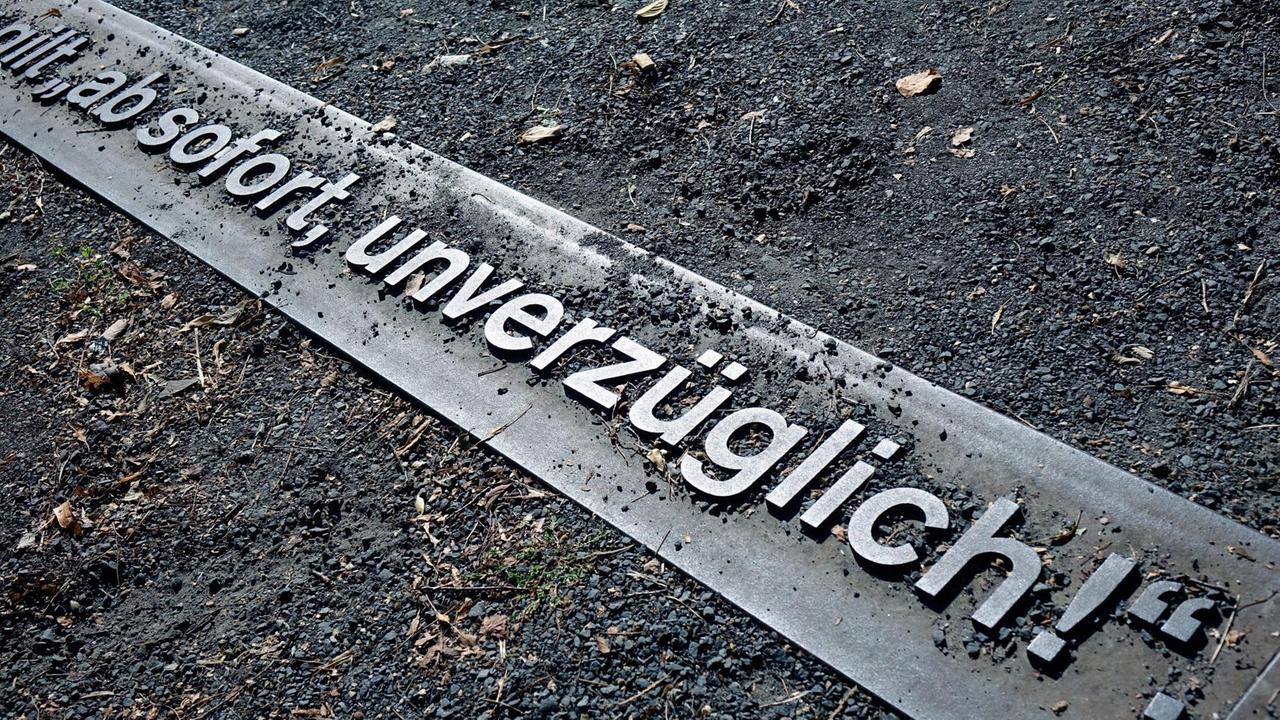 in der Gedenkstätte am Platz des 9. November 1989 in Berlin sind beschriftete Stahlbänder in den Boden eingelassen. Darauf zu lesen sind die Worte von Günther Schabowski, innerhalb der SED zuständig für die Öffentlichkeitsarbeit, der auf einer Pressekonferenz am 9. November 1989 auf die entscheidenden Frage nach dem Inkrafttreten des geordneten Visums-Gesetzes antwortete: "Ab wann tritt das in Kraft? Das tritt nach meiner Kenntnis ab sofort, unverzüglich." in der Gedenkstätte am Platz des 9. November 1989 in Berlin sind beschriftete Stahlbänder in den Boden eingelassen. Darauf zu lesen sind die Worte von Günther Schabowski, innerhalb der SED zuständig für die Öffentlichkeitsarbeit, der auf einer Pressekonferenz am 9. November 1989 auf die entscheidenden Frage nach dem Inkrafttreten des geordneten Visums-Gesetzes antwortete: "Ab wann tritt das in Kraft? Das tritt nach meiner Kenntnis ab sofort, unverzüglich."