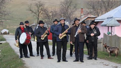 Die Band Fanfare Ciocârlia - übersetzt Lerchenbläser - in ihrem Heimatdorf Zece Prăjini.