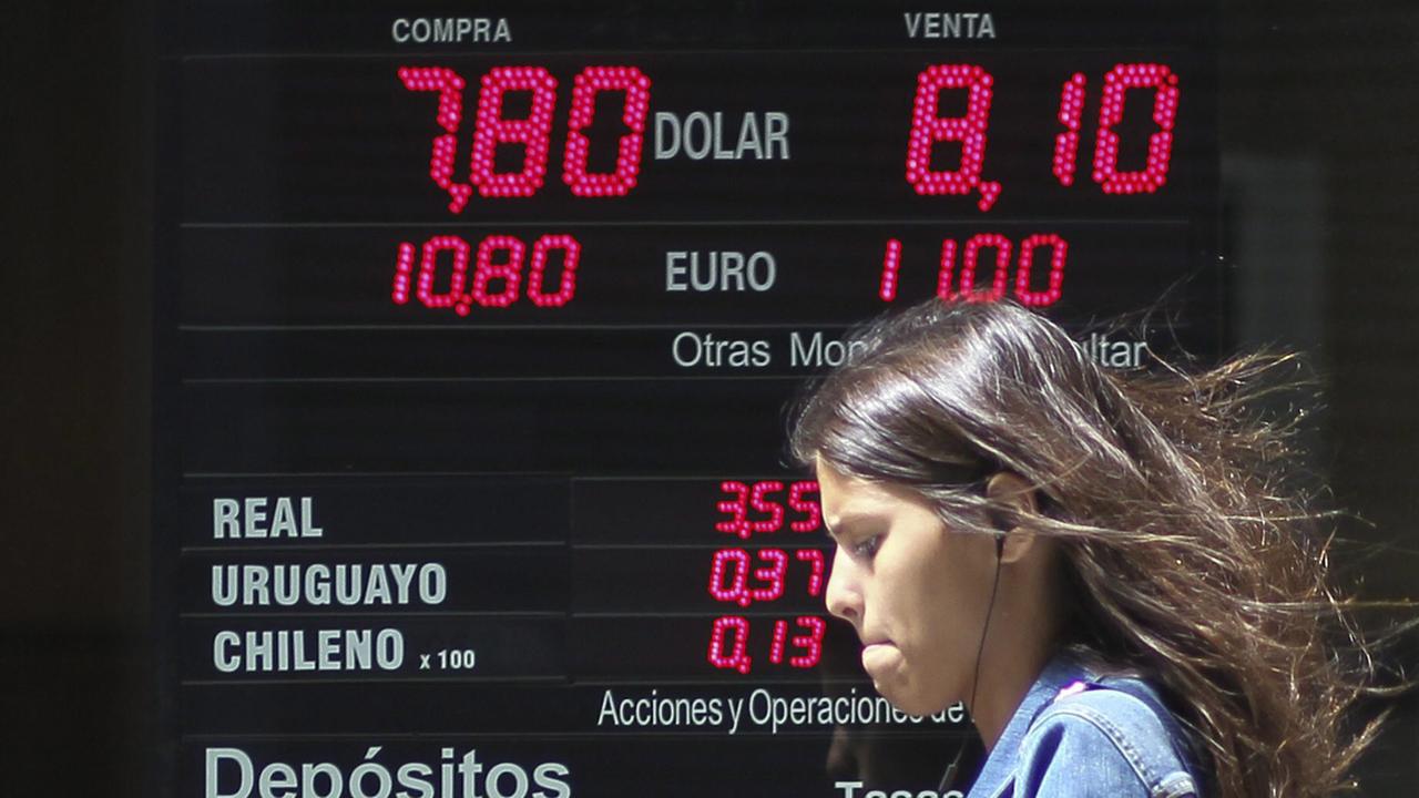 Argentinien steht wieder einmal vor dem Bankrott - die Währung, der argentinische Peso, verliert an Wert. Argentinien steht wieder einmal vor dem Bankrott - die Währung, der argentinische Peso, verliert an Wert.
