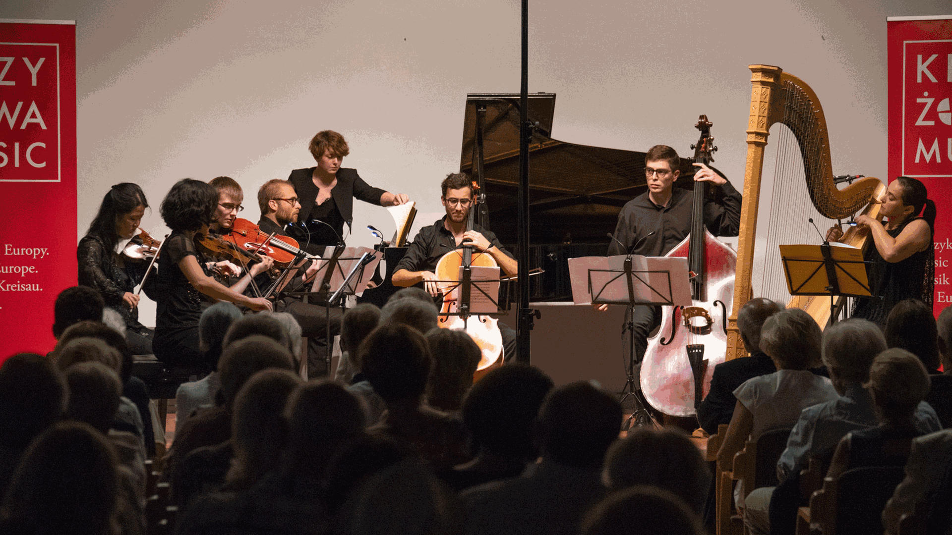 Musikerinnen und Musiker des Festivals Krzyżowa Music im Konzertsaal Kreisau Musikerinnen und Musiker des Festivals Krzyżowa Music im Konzertsaal Kreisau