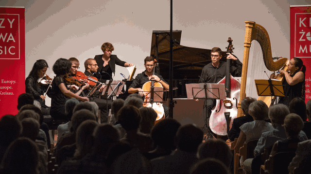 Musikerinnen und Musiker des Festivals Krzyżowa Music im Konzertsaal Kreisau