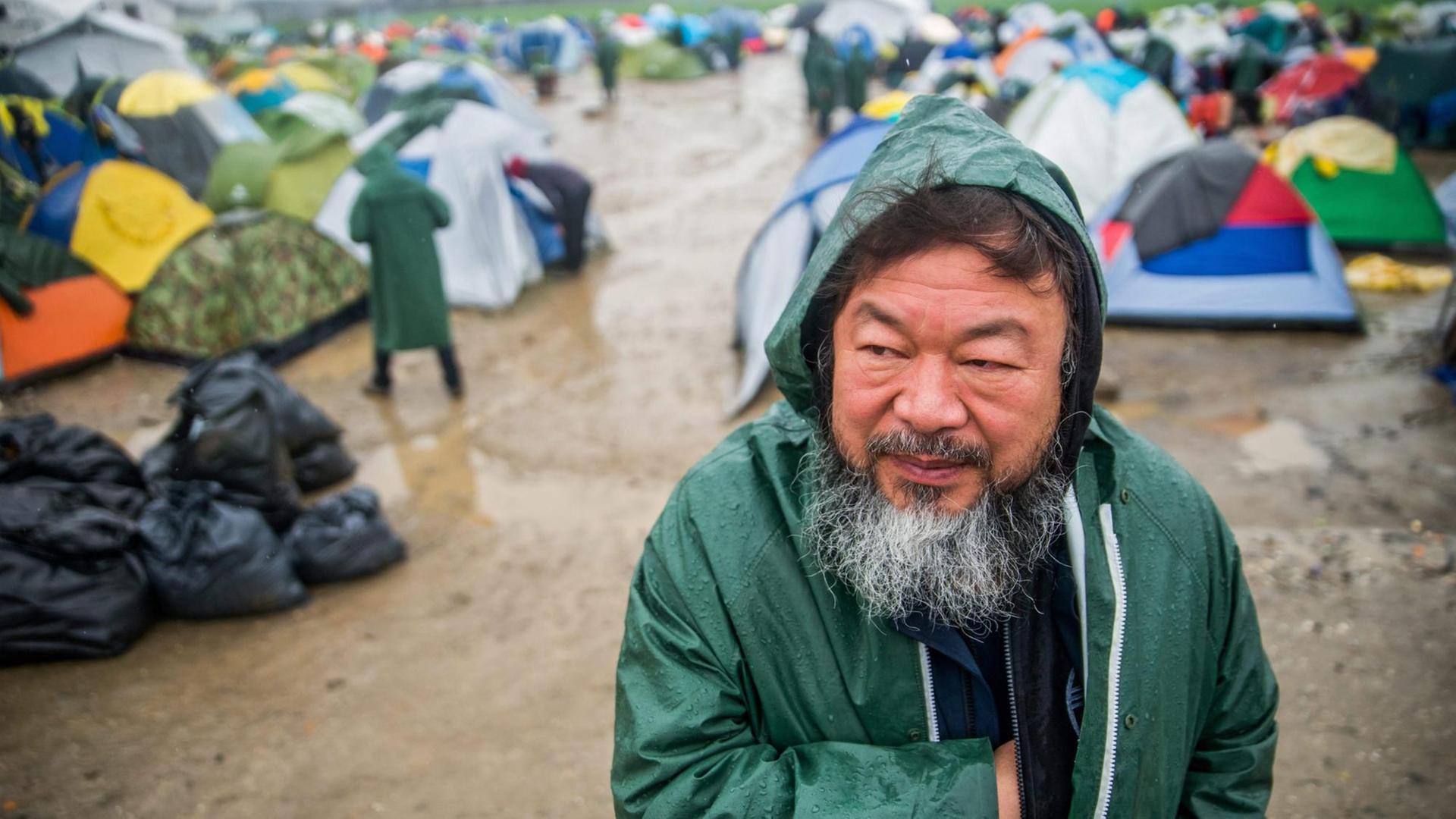 Der chinesische Künstler Ai WeiWei in einem Flüchtlingscamp. Der chinesische Künstler Ai WeiWei in einem Flüchtlingscamp.