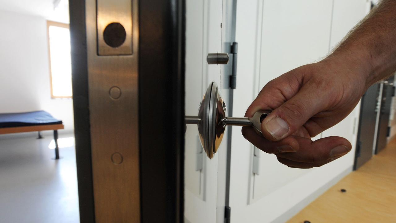 Yeyha, der in Neukölln aufgewachsene Intensivtäter, kann einen Rückfall in die Kriminalität nach seiner Haftstrafe nicht garantieren. Yeyha, der in Neukölln aufgewachsene Intensivtäter, kann einen Rückfall in die Kriminalität nach seiner Haftstrafe nicht garantieren.