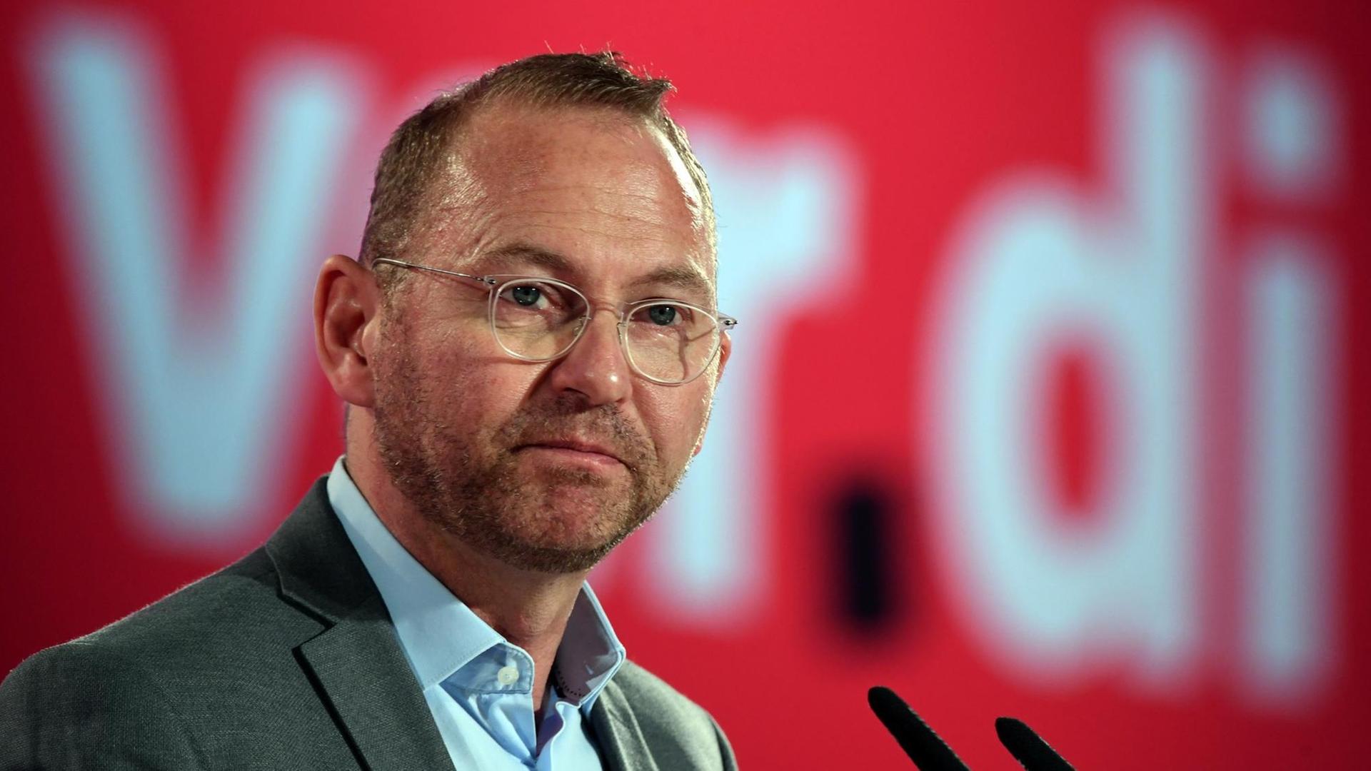 Frank Werneke, Vorsitzender der Dienstleistungsgewerkschaft Verdi, hält auf dem Verdi Bundeskongress in Leipzig seine Grundsatzrede. Frank Werneke, Vorsitzender der Dienstleistungsgewerkschaft Verdi, hält auf dem Verdi Bundeskongress in Leipzig seine Grundsatzrede.