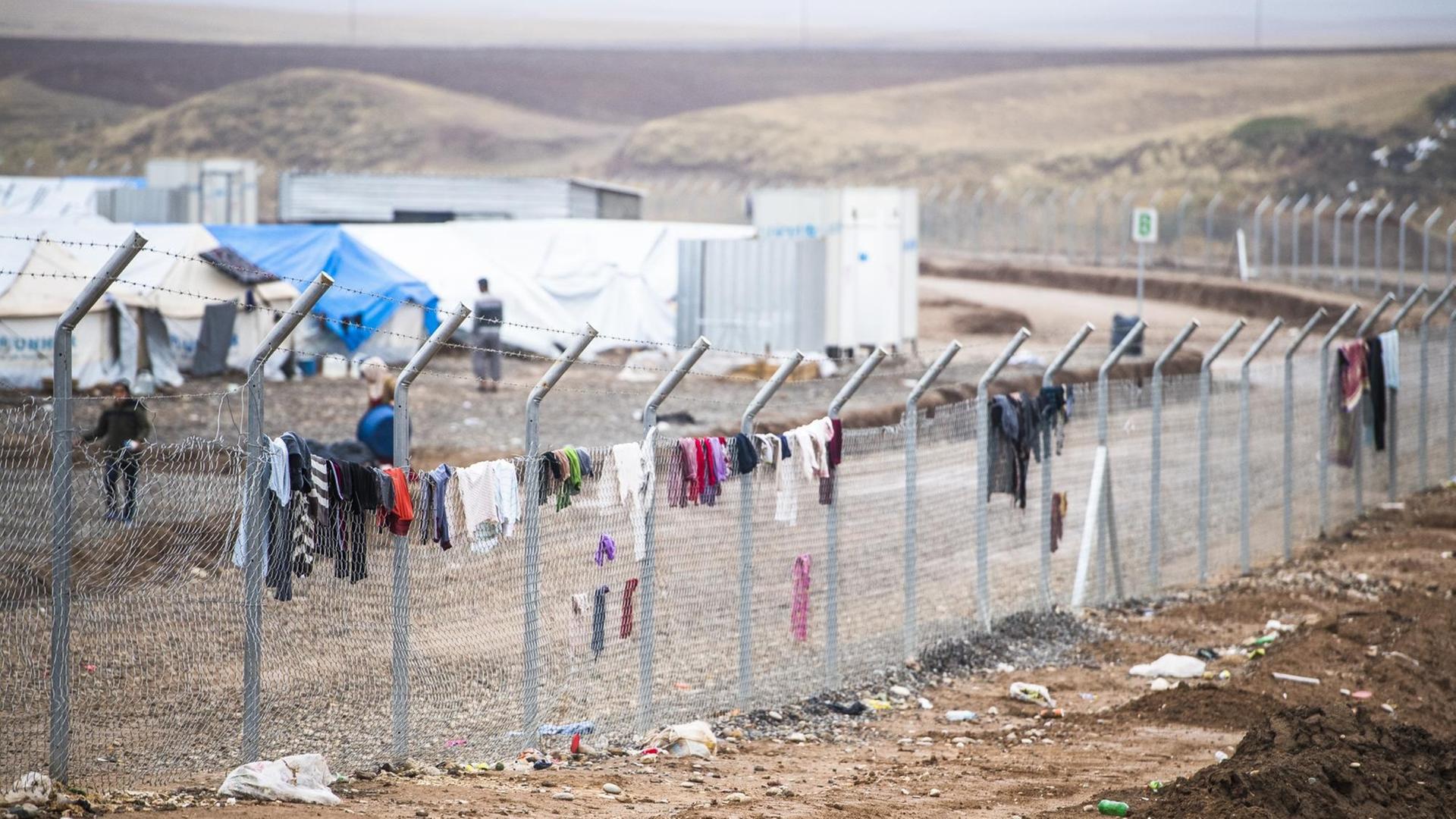 Das Hassan Sham Flüchtlingslager ca. 25 Kilometer östlich der kurdischen Metropole Mossul im Nordirak am 19.12.2016. Das Hassan Sham Flüchtlingslager ca. 25 Kilometer östlich der kurdischen Metropole Mossul im Nordirak am 19.12.2016.