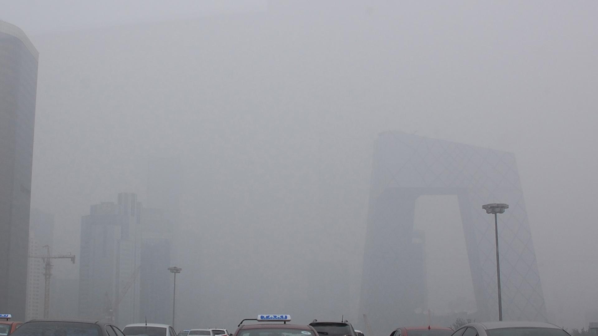 Starker Verkehr in Peking, die Stadt liegt unter dichtem Smog Starker Verkehr in Peking, die Stadt liegt unter dichtem Smog