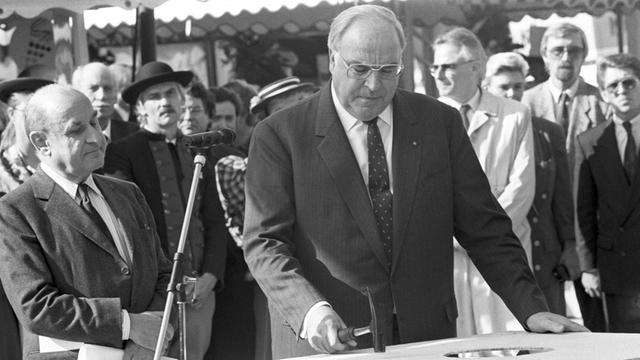 Bundeskanzler Helmut Kohl (CDU) mit Hammer, links der Architekt Gustav Peichl. Am 17.10.1989 fand im Regierungsviertel in Bonn die Grundsteinlegung der Kunst- und Ausstellungshalle der Bundesrepublik Deutschland statt. Der Neubau soll rund 128 Millionen Mark kosten.