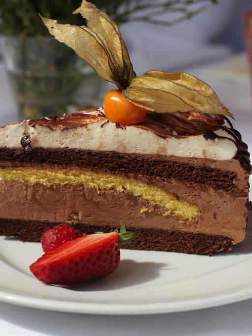 Ein Stück Torte steht auf einem Teller.