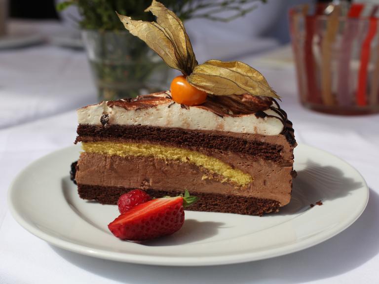 Ein Stück Torte steht auf einem Teller.