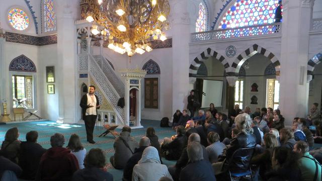 Die Berliner Sehitlik-Moschee am Tag der Offenen Moschee