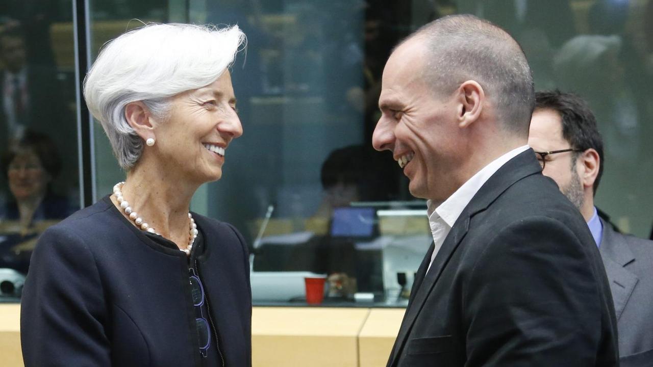 IWF-Chefin Lagarde begrüßt am Rande des EU-Gipfels in Brüssel (25.6) den griechischen Finanzminister Varoufakis. 