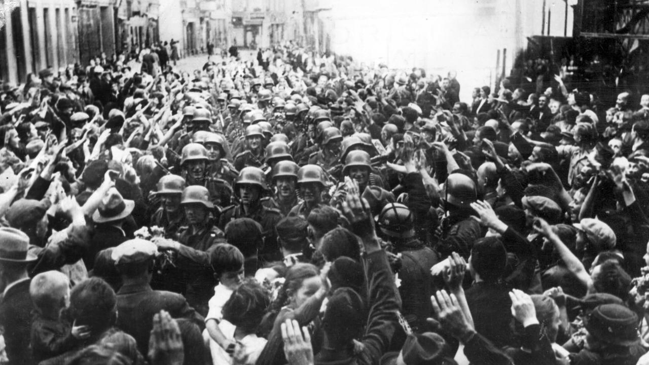 Die deutsche Bevölkerung bejubelt die deutschen Soldaten bei ihrem Einmarsch in Graudenz (Polen, heute: Grudziadz) Anfang September 1939. Mit dem Einmarsch der deutschen Wehrmacht in Polen am 01.09.1939 begann der Zweite Weltkrieg. | Die deutsche Bevölkerung bejubelt die deutschen Soldaten bei ihrem Einmarsch in Graudenz (Polen, heute: Grudziadz) Anfang September 1939. Mit dem Einmarsch der deutschen Wehrmacht in Polen am 01.09.1939 begann der Zweite Weltkrieg. |