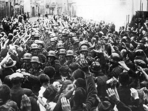Die deutsche Bevölkerung bejubelt die deutschen Soldaten bei ihrem Einmarsch in Graudenz (Polen, heute: Grudziadz) Anfang September 1939. Mit dem Einmarsch der deutschen Wehrmacht in Polen am 01.09.1939 begann der Zweite Weltkrieg. |