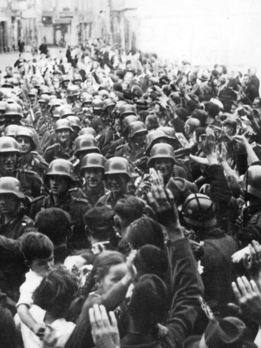 Die deutsche Bevölkerung bejubelt die deutschen Soldaten bei ihrem Einmarsch in Graudenz (Polen, heute: Grudziadz) Anfang September 1939. Mit dem Einmarsch der deutschen Wehrmacht in Polen am 01.09.1939 begann der Zweite Weltkrieg. |