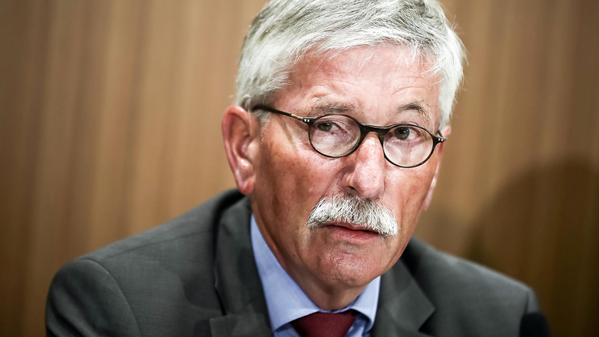 Der ehemalige Berliner Finanzsentor Thilo Sarrazin, aufgenommen 2016 in Berlin bei der Vorstellung des Buches "Deutschland gehört auf die Couch!" Der ehemalige Berliner Finanzsentor Thilo Sarrazin, aufgenommen 2016 in Berlin bei der Vorstellung des Buches "Deutschland gehört auf die Couch!"