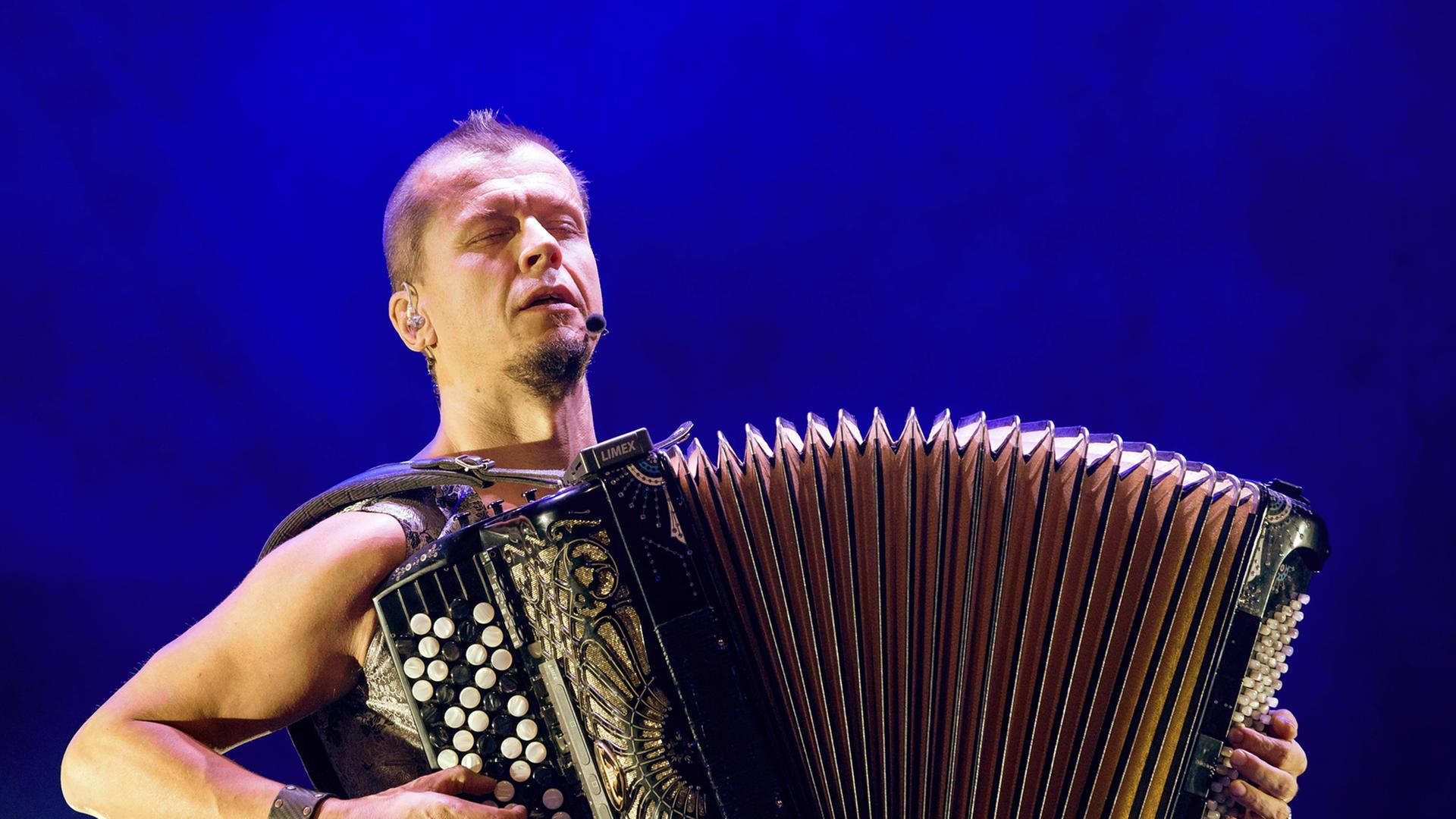 Der finnische Akkordeon-Virtuose Kimmo Pohjonen während eines Auftritts. Der finnische Akkordeon-Virtuose Kimmo Pohjonen während eines Auftritts.