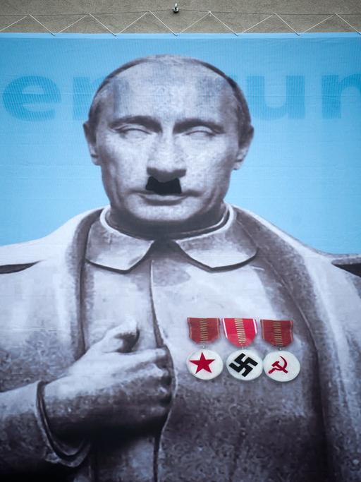 Eine Hitler-Karikatur vom russischen Präsidenten Putin auf einer Hauswand in Prag.