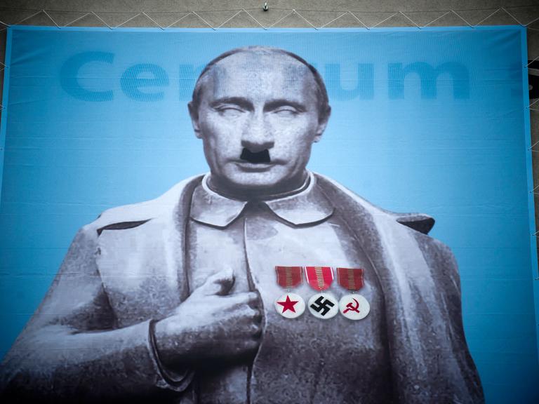Eine Hitler-Karikatur vom russischen Präsidenten Putin auf einer Hauswand in Prag.