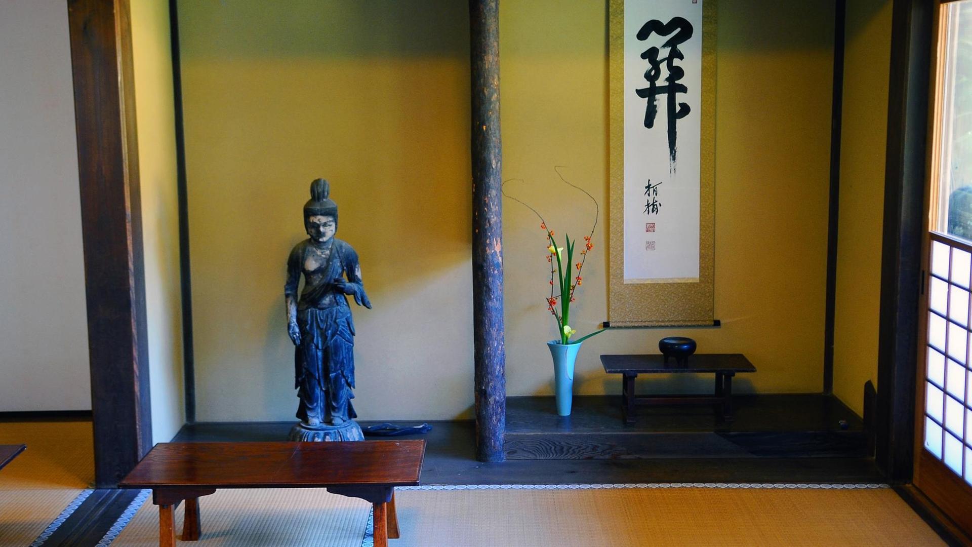 Spartanische Innenraumgestaltung eines Gebäudes im Ryuoden-Garten im Kenchoji-Tempelkomplex, aufgenommen am 28.10.2011. Die Stadt Kamakura, an der Sagami-Bucht gelegen, gilt als das "kleine Kyoto", sie war von 1192 bis 1333 faktische Hauptstadt Japans. In ihr erlebte der Zen-Buddhismus seine erste Blüte, was sich auch in der schlichten und asketischen Schrein- Tempeln-Architektur aus jener Zeit niederschlug. Spartanische Innenraumgestaltung eines Gebäudes im Ryuoden-Garten im Kenchoji-Tempelkomplex, aufgenommen am 28.10.2011. Die Stadt Kamakura, an der Sagami-Bucht gelegen, gilt als das "kleine Kyoto", sie war von 1192 bis 1333 faktische Hauptstadt Japans. In ihr erlebte der Zen-Buddhismus seine erste Blüte, was sich auch in der schlichten und asketischen Schrein- Tempeln-Architektur aus jener Zeit niederschlug.