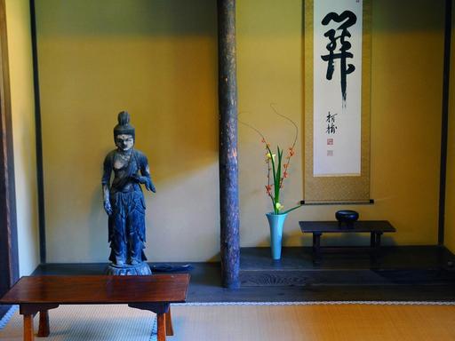 Spartanische Innenraumgestaltung eines Gebäudes im Ryuoden-Garten im Kenchoji-Tempelkomplex, aufgenommen am 28.10.2011. Die Stadt Kamakura, an der Sagami-Bucht gelegen, gilt als das "kleine Kyoto", sie war von 1192 bis 1333 faktische Hauptstadt Japans. In ihr erlebte der Zen-Buddhismus seine erste Blüte, was sich auch in der schlichten und asketischen Schrein- Tempeln-Architektur aus jener Zeit niederschlug.